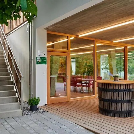 Am Weingut Eisenbock *